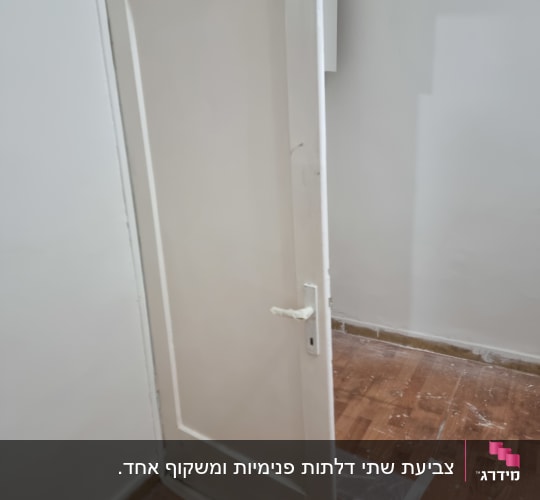 דלת צבועה עם רצפה מכוסה בניילון להגנה